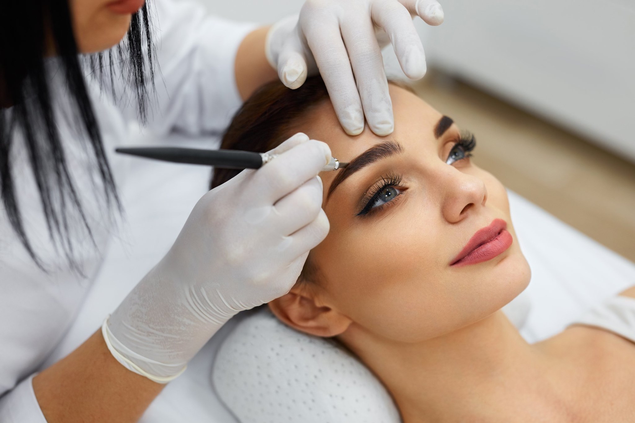 Microblading professionnel chez makeup design à Toulouse, soin des sourcils en institut esthétique