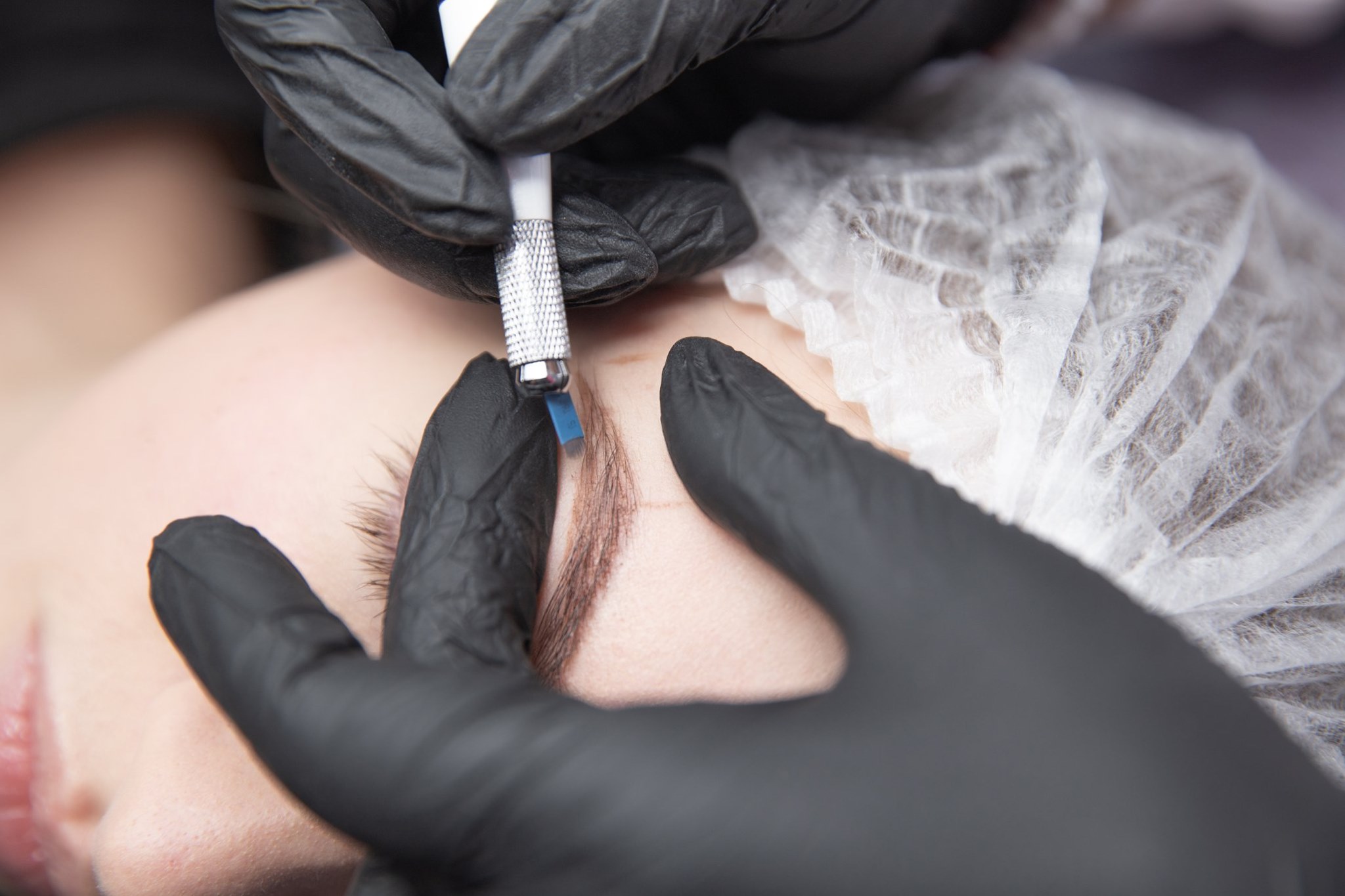 Microblading sourcils précis chez makeup design à Toulouse, maquillage semi-permanent réalisé par une esthéticienne