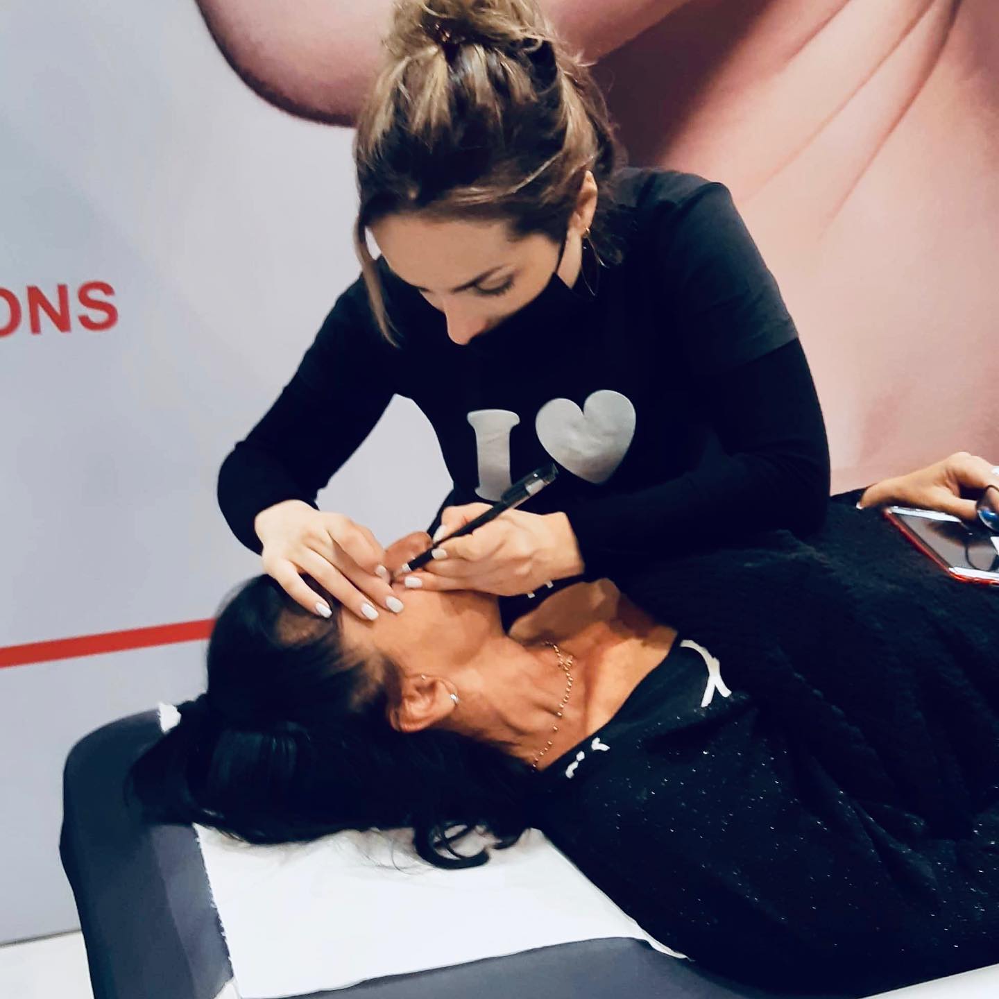 Soin maquillage permanent des sourcils chez makeup design à Toulouse dans une ambiance douce et professionnelle