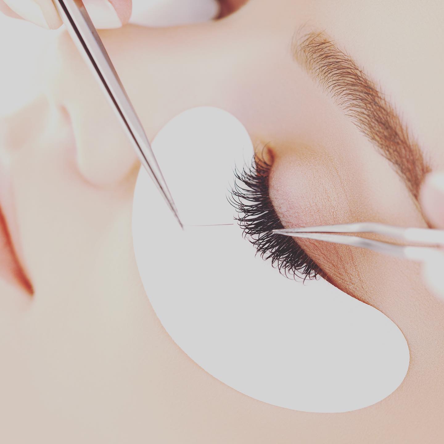 Extension de cils volume naturel chez makeup design à Toulouse, soin précis avec patch de protection