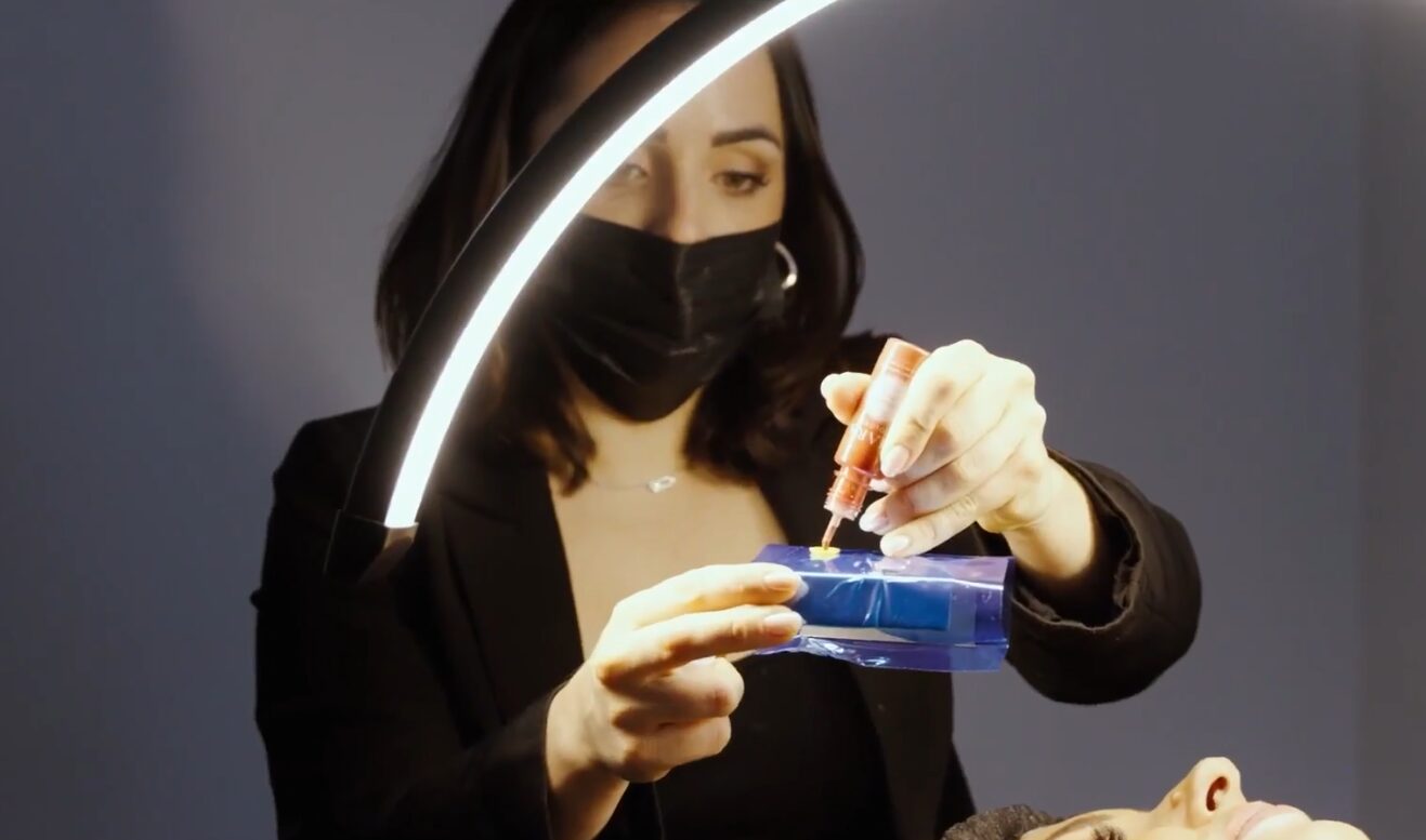 Soin esthétique de précision chez makeup design à Toulouse sous lampe LED dans un cadre professionnel
