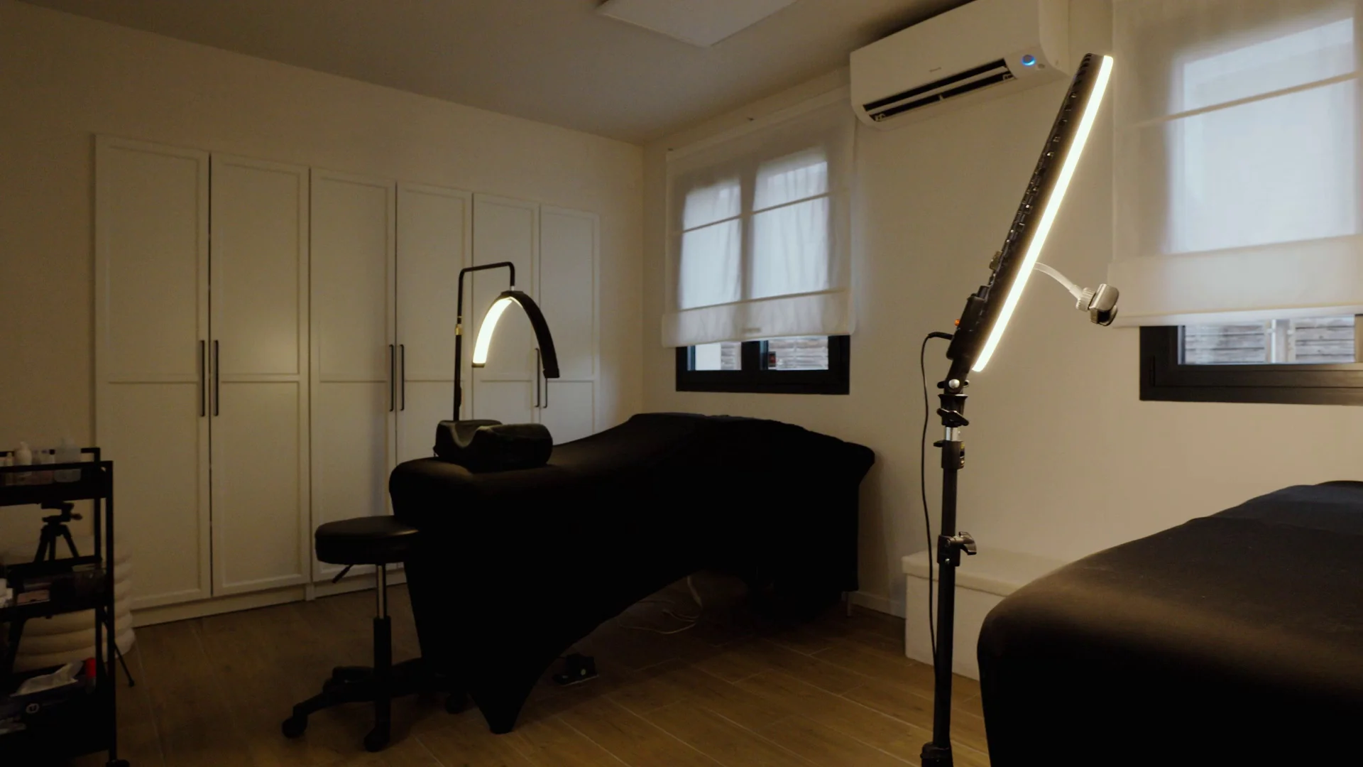 Cabine de soins moderne chez makeup design à Toulouse, tables de massage, lumière douce et ambiance bien-être