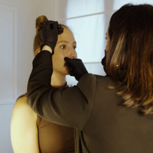 épilation au fil des sourcils chez makeup design à Toulouse dans un institut lumineux et professionnel
